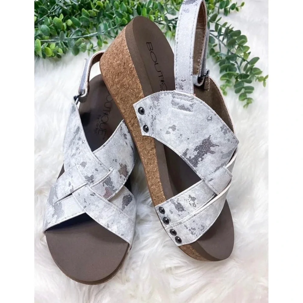 Boutique by Corkys Wow Wedge Sandals Women‎ 9 White Silver Metallic Distressed